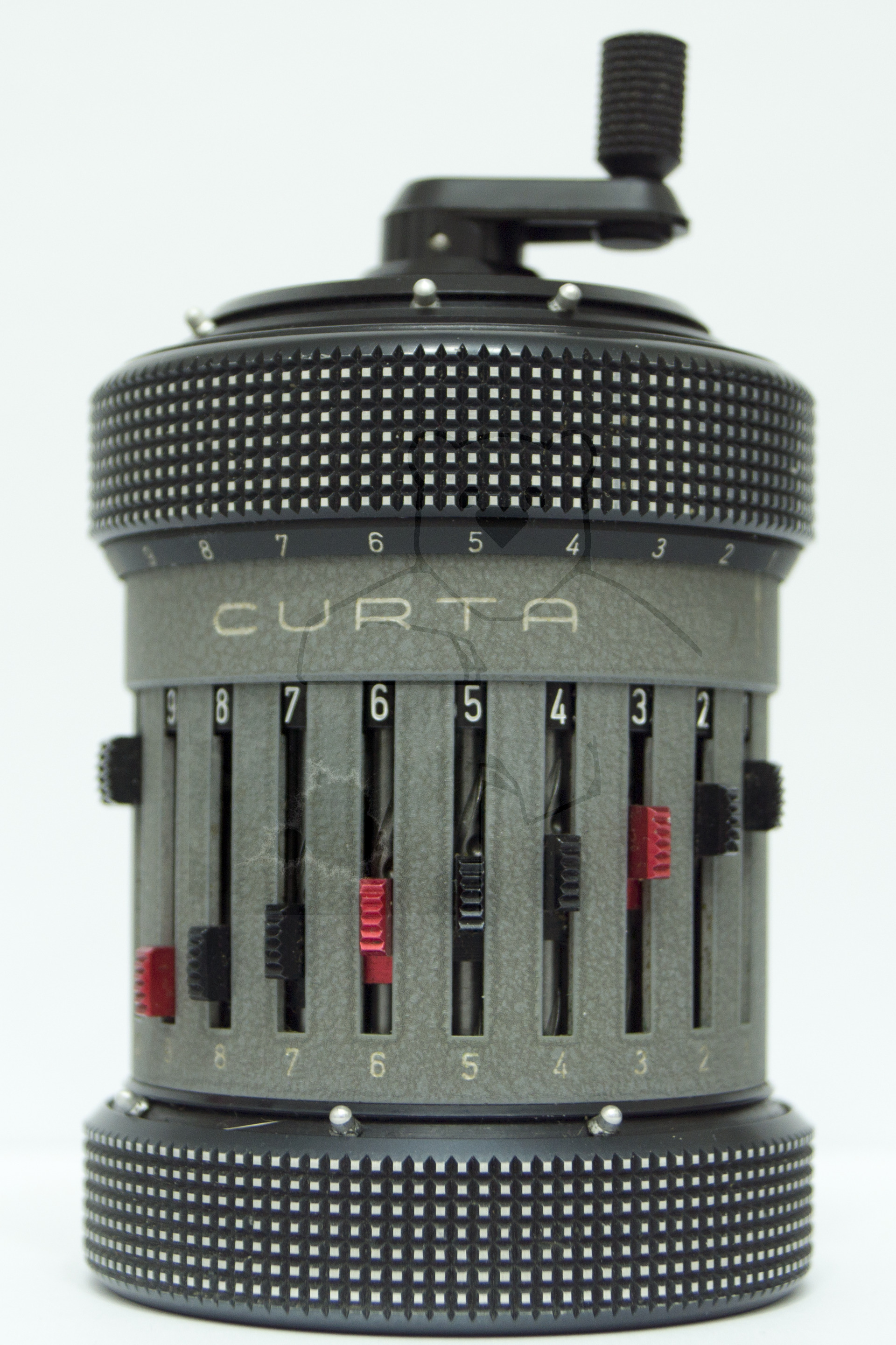 Curta II von Curt Herzstark, Seitliche Ansicht